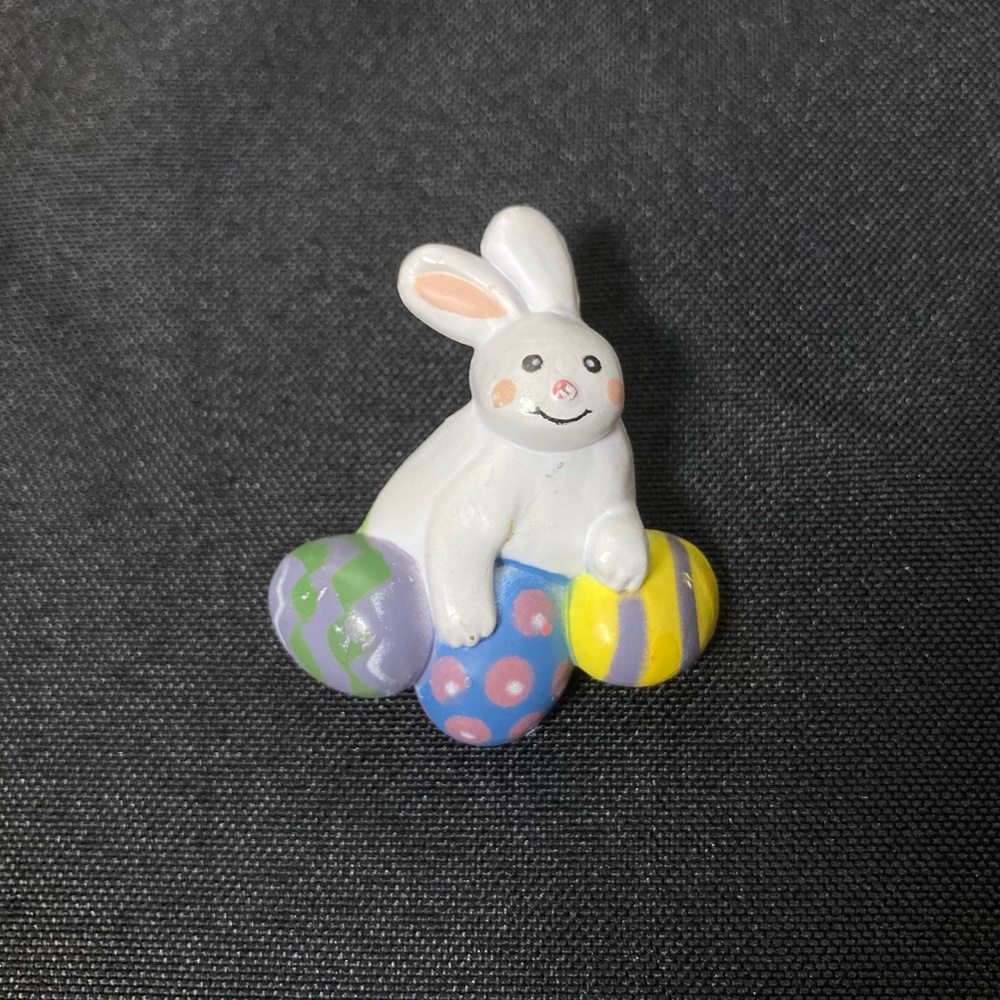 ⭐️ Vintage Easter Unlimited Plastic Painted Easter Bunny Rabbit And Eggs Brooch